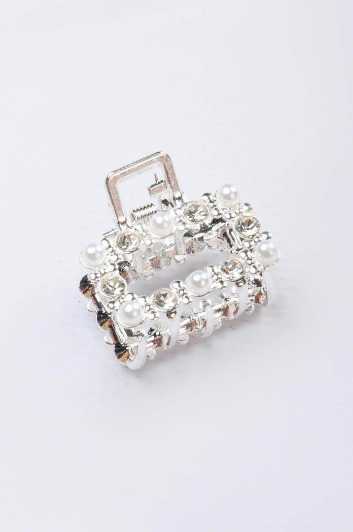 Краб з блискучими камінцями та перлинками